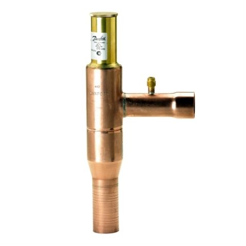 KVP evaporating pressure regulators are mounted in the suction line of refrigeration and air conditioning systems. They are used to maintain a constant pressure corresponding to a constant temperature on the evaporator.
They also protect against too low an evaporating pressure by throttling down when the pressure falls below the set value.

